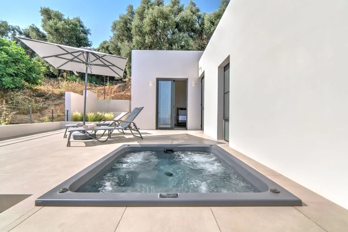Pool: Outdoor pool