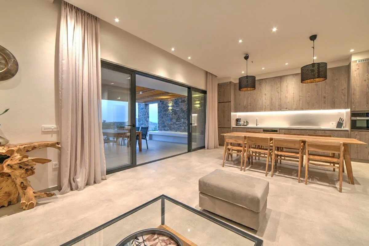 Rooms: Living area