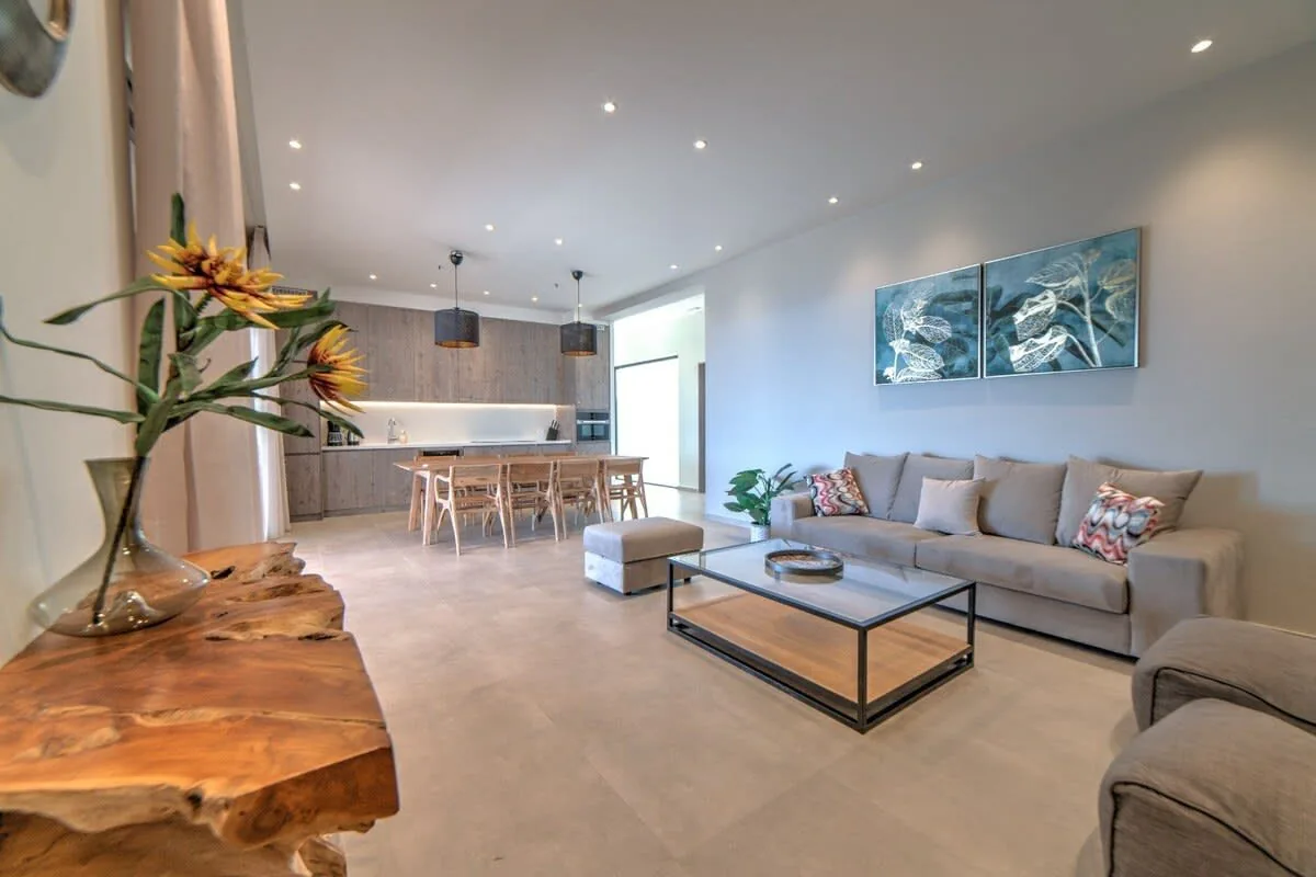 Rooms: Living area